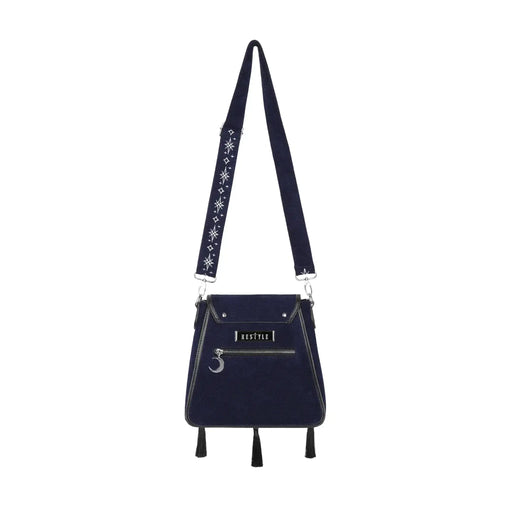 Bolso rígido en azul medianoche con ribetes en negro, bordado en tonos plateados con un diseño celestial de polilla, luna, estrellas y vegetación estilo whimsigoth. Borlas decorativas en la solapa. Vista posterior completa con correa 