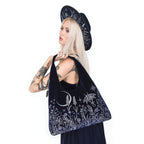 Bolso hobo en color azul medianoche con bordado en hilo plateado de luna, polilla y jardín del bosque tipo tote vista con modelo 