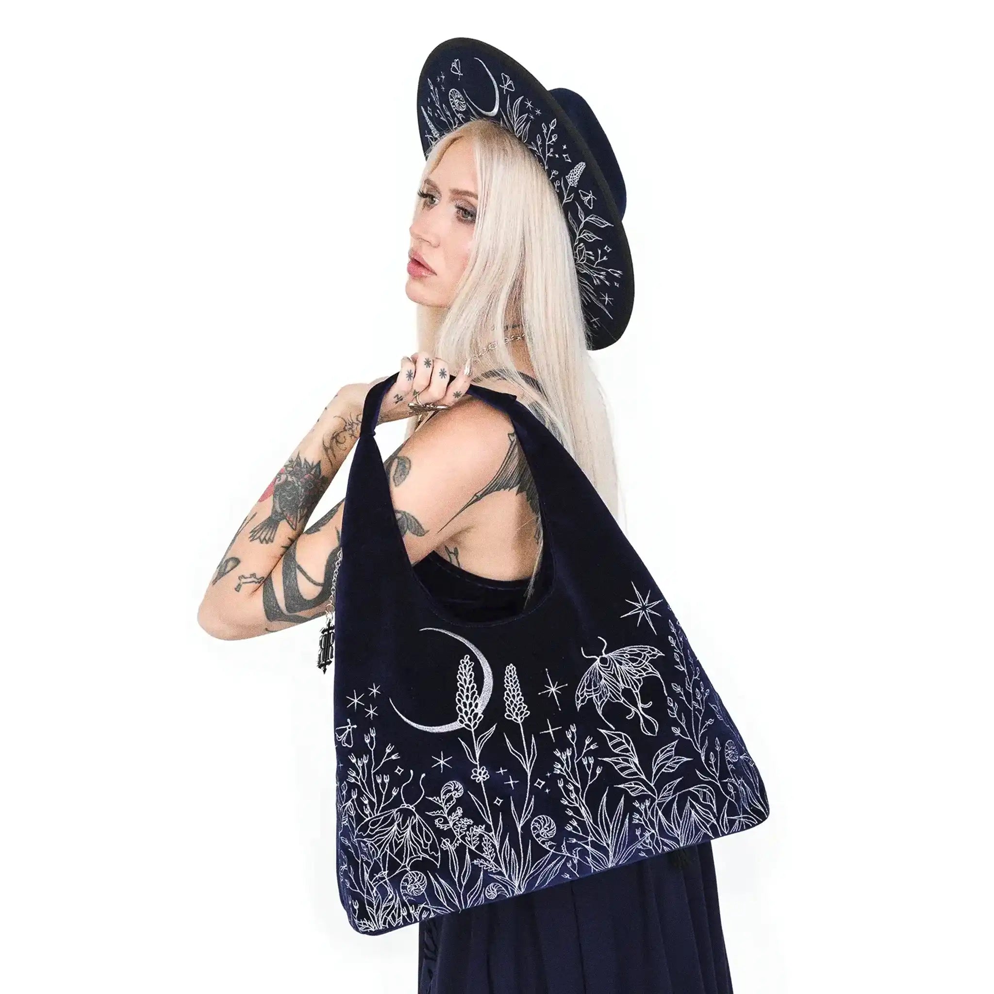 Bolso hobo en color azul medianoche con bordado en hilo plateado de luna, polilla y jardín del bosque tipo tote vista con modelo 