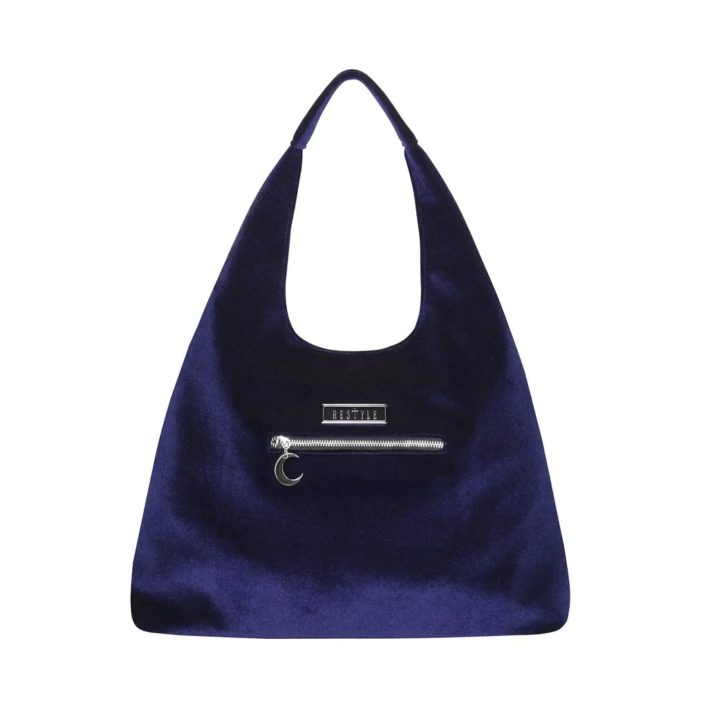 Bolso hobo en color azul medianoche con bordado en hilo plateado de luna, polilla y jardín del bosque tipo tote vista posterior