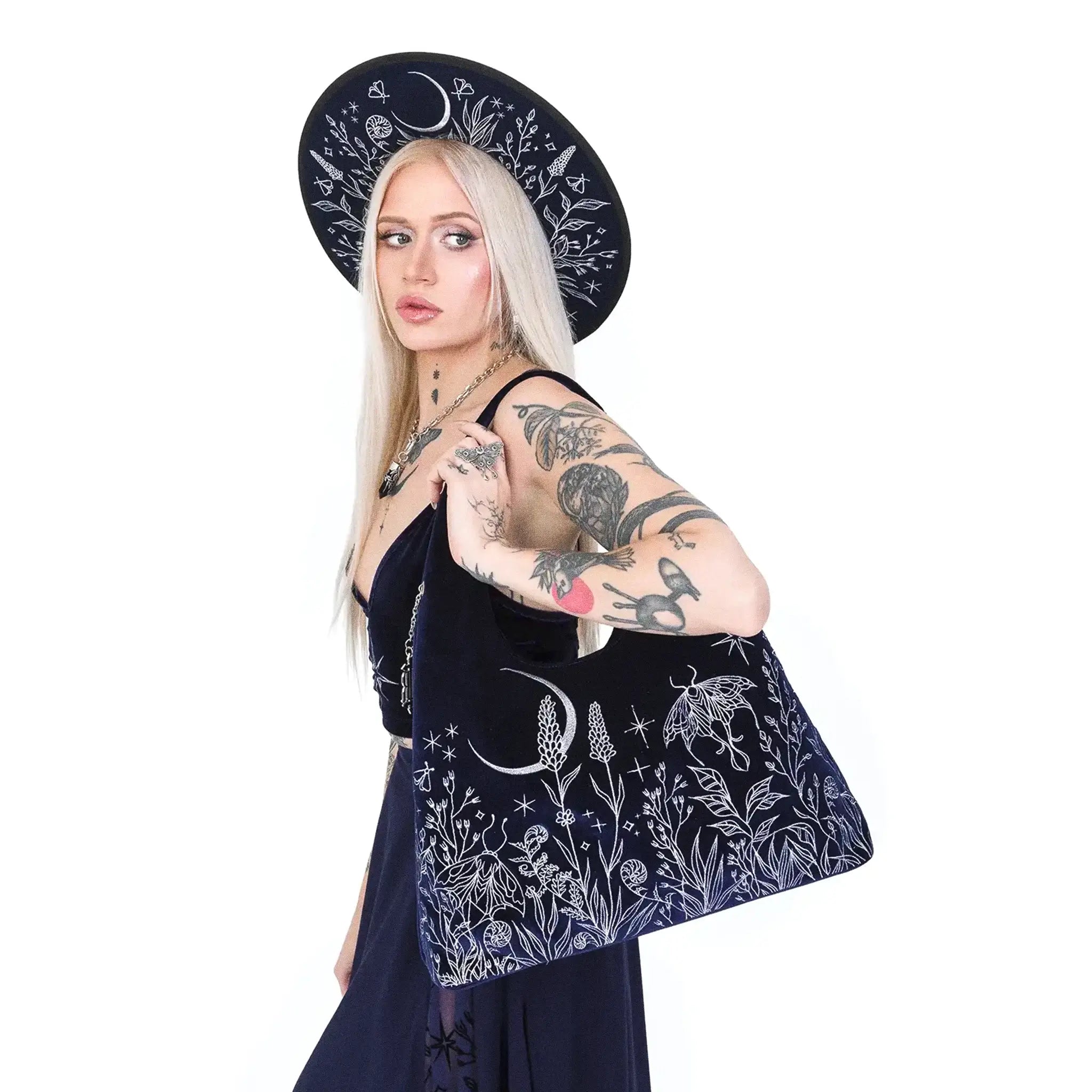 Bolso hobo en color azul medianoche con bordado en hilo plateado de luna, polilla y jardín del bosque tipo tote vista con modelo en hombro