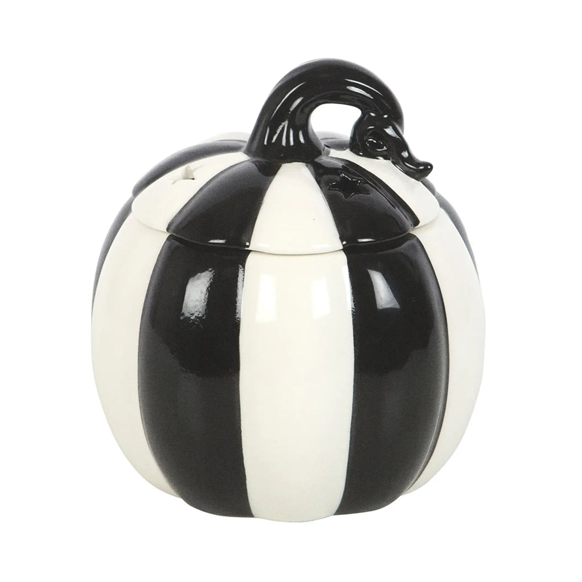 Quemador de aceites esenciales con forma de calabaza a rayas blancas y negras estilo gótico, witchy o alternativo vista frontal sobre fondo blanco.