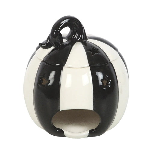 Quemador de aceites esenciales con forma de calabaza a rayas blancas y negras estilo gótico, witchy o alternativo vista posterior de abertura para vela sobre fondo blanco.