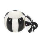 Quemador de aceites esenciales con forma de calabaza a rayas blancas y negras estilo gótico, witchy o alternativo vista frontal sin tapa sobre fondo blanco.