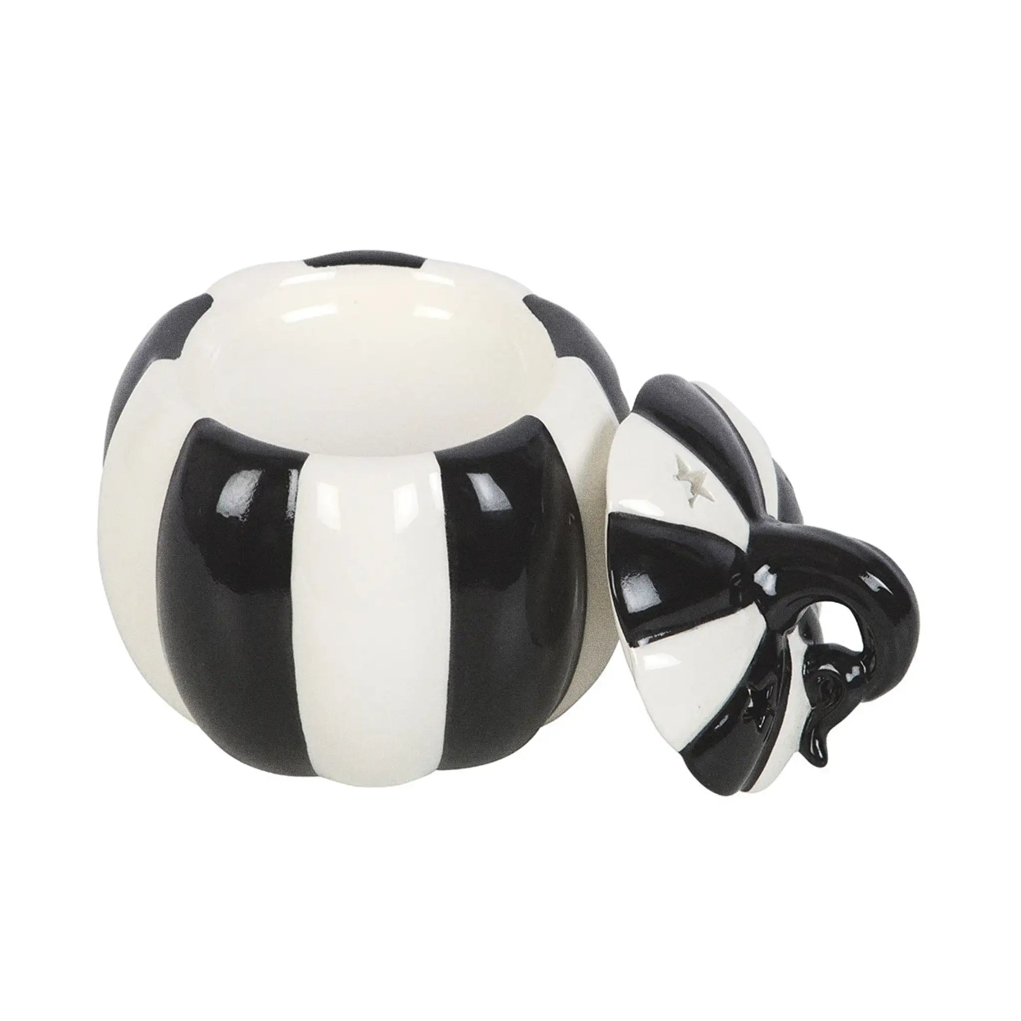 Quemador de aceites esenciales con forma de calabaza a rayas blancas y negras estilo gótico, witchy o alternativo vista frontal sin tapa sobre fondo blanco.