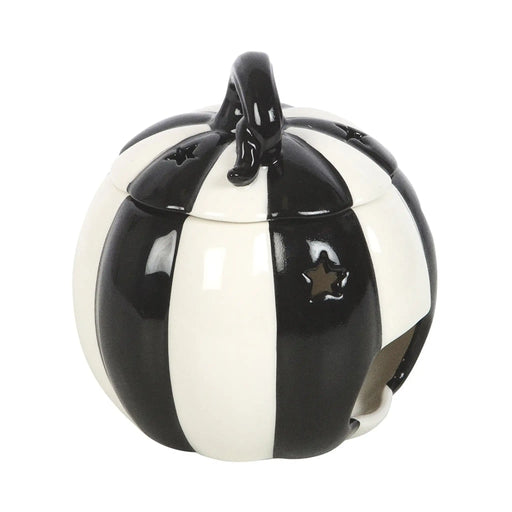 Quemador de aceites esenciales con forma de calabaza a rayas blancas y negras estilo gótico, witchy o alternativo vista lateral sobre fondo blanco.