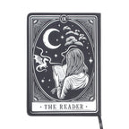 Libreta para lectoras de fantasía y romantasy con dragón, luna y chica leyendo en la portada y cinta marcapáginas en estética de carta de tarot color blanco y negro vista de contraportada sobre fondo blanco.
