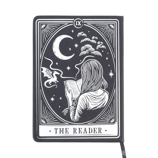Libreta para lectoras de fantasía y romantasy con dragón, luna y chica leyendo en la portada y cinta marcapáginas en estética de carta de tarot color blanco y negro vista de contraportada sobre fondo blanco.