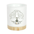 Quemador de aceites esenciales y calentador de cera con diseño de árbol de la vida calado sobre cerámica y base de madera vista frontal sobre fondo blanco.