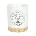 Quemador de aceites esenciales y calentador de cera con diseño de árbol de la vida calado sobre cerámica y base de madera vista frontal sobre fondo blanco.