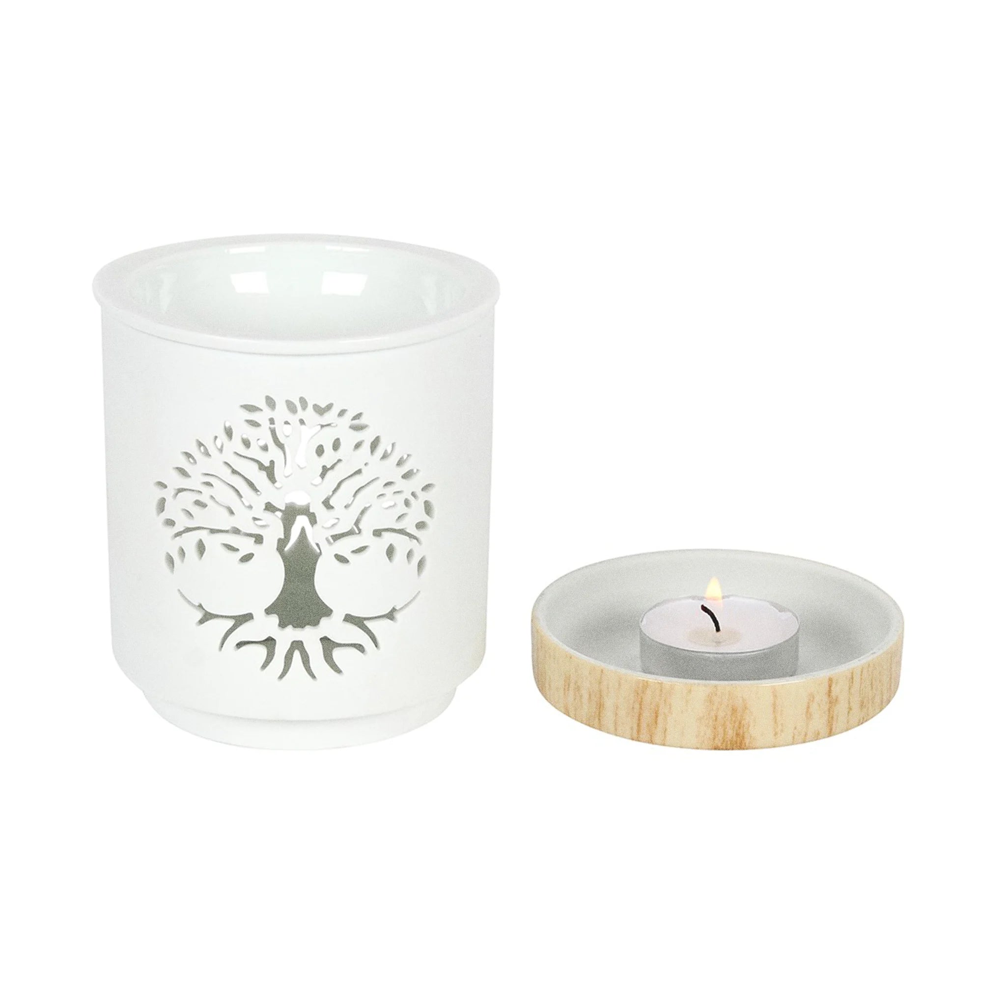 Quemador de aceites esenciales y calentador de cera con diseño de árbol de la vida calado sobre cerámica y base de madera vista frontal con parte de abajo separada sobre fondo blanco.