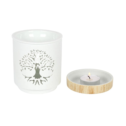 Quemador de aceites esenciales y calentador de cera con diseño de árbol de la vida calado sobre cerámica y base de madera vista frontal con parte de abajo separada sobre fondo blanco.