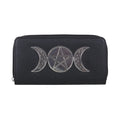 Cartera con adorno metálico frontal de triple luna y pentagrama sobre piel sintética negra con cierre de cremallera vista frontal sobre fondo blanco.