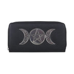 Cartera con adorno metálico frontal de triple luna y pentagrama sobre piel sintética negra con cierre de cremallera vista frontal sobre fondo blanco.