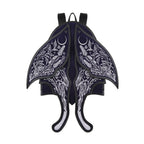 Mochila con alas móviles bordadas en plateado sobre un fondo azul medianoche con detalles contrastados en negro estética whimsigoth y fairycore modelo Umbra Noctis de Restyle vista frontal