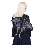 Mochila con alas móviles bordadas en plateado sobre un fondo azul medianoche con detalles contrastados en negro estética whimsigoth y fairycore modelo Umbra Noctis de Restyle vista con modelo en hombro