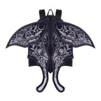 Mochila con alas móviles bordadas en plateado sobre un fondo azul medianoche con detalles contrastados en negro estética whimsigoth y fairycore modelo Umbra Noctis de Restyle vista frontal alas abiertas