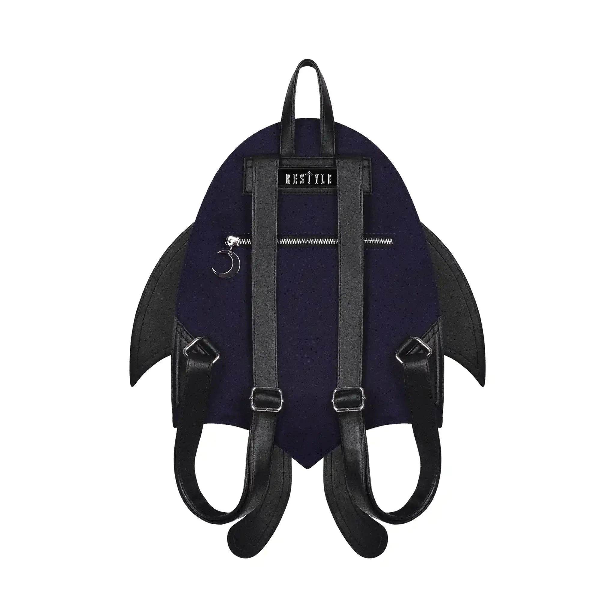 Mochila con alas móviles bordadas en plateado sobre un fondo azul medianoche con detalles contrastados en negro estética whimsigoth y fairycore modelo Umbra Noctis de Restyle vista posterior