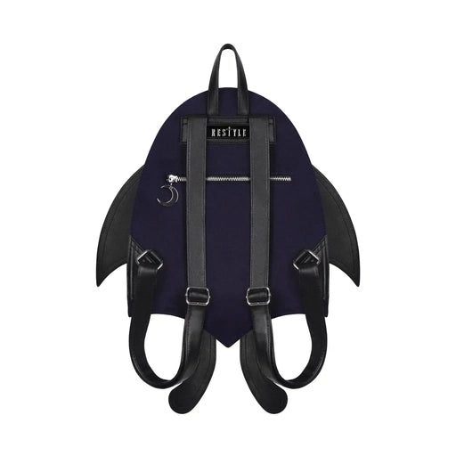 Mochila con alas móviles bordadas en plateado sobre un fondo azul medianoche con detalles contrastados en negro estética whimsigoth y fairycore modelo Umbra Noctis de Restyle vista posterior