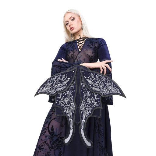 Mochila con alas móviles bordadas en plateado sobre un fondo azul medianoche con detalles contrastados en negro estética whimsigoth y fairycore modelo Umbra Noctis de Restyle vista con modelo en brazo