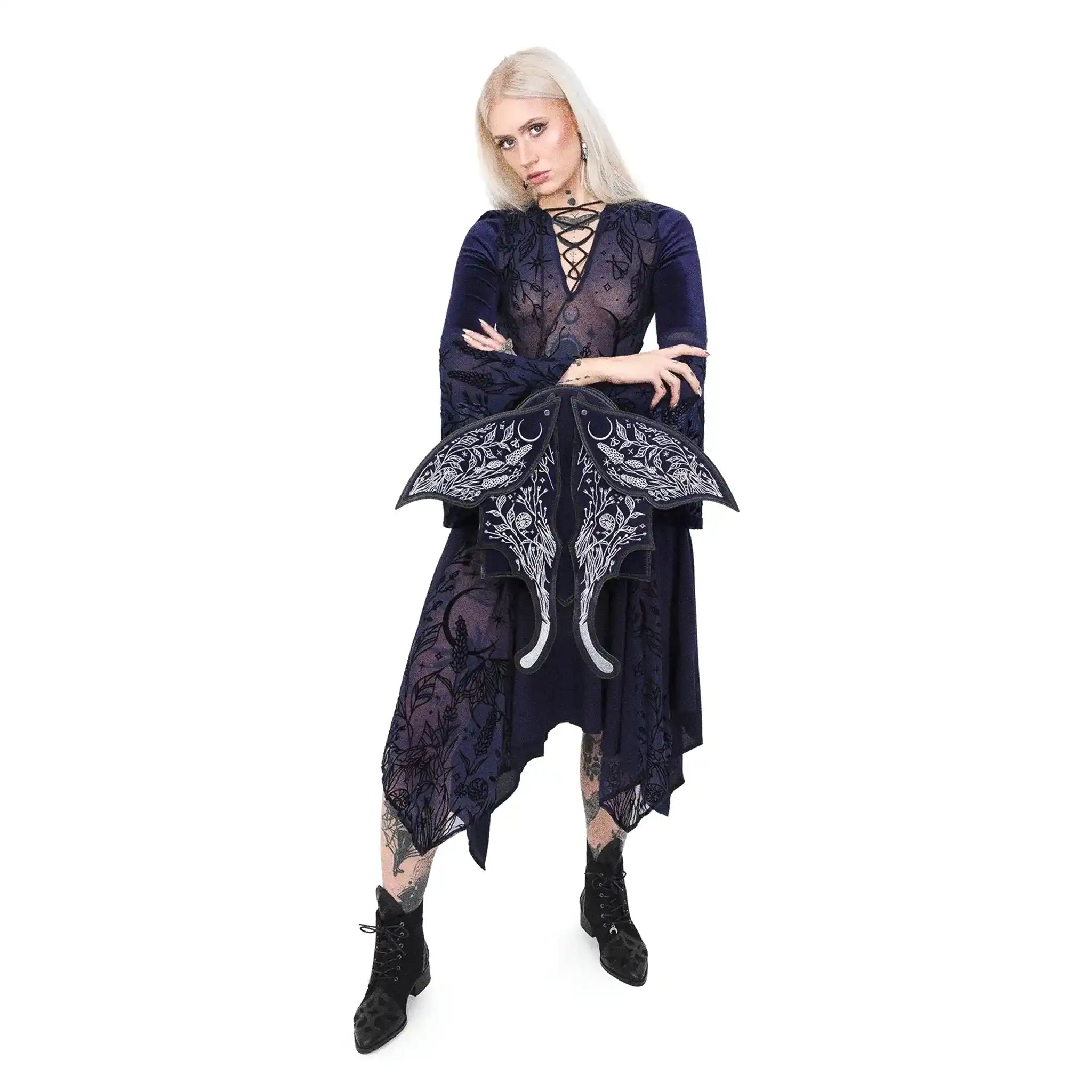 Mochila con alas móviles bordadas en plateado sobre un fondo azul medianoche con detalles contrastados en negro estética whimsigoth y fairycore modelo Umbra Noctis de Restyle vista con modelo