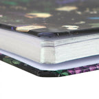 Detalle de cantos de las hojas de la libreta en plateado.