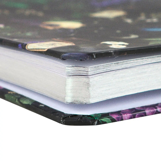 Detalle de cantos de las hojas de la libreta en plateado.