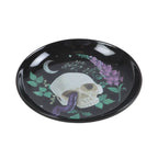 Plato para joyería con diseño de calavera, serpiente y plantas estilo gótico visto desde un lateral sobre fondo blanco.