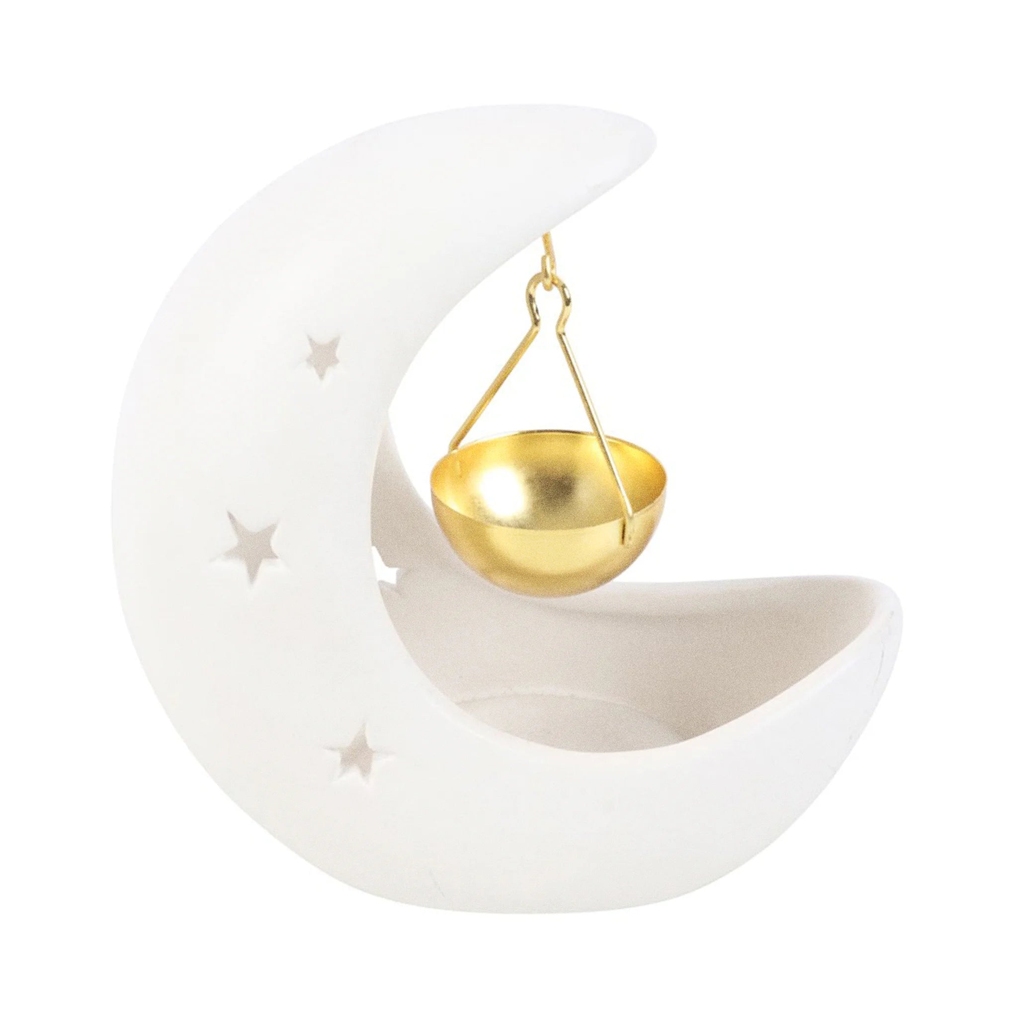 Quemador de aceites esenciales en forma de luna creciente en color blanco con estrellas cut out y recipiente colgante para aceites en color dorado vista frontal sobre fondo blanco.