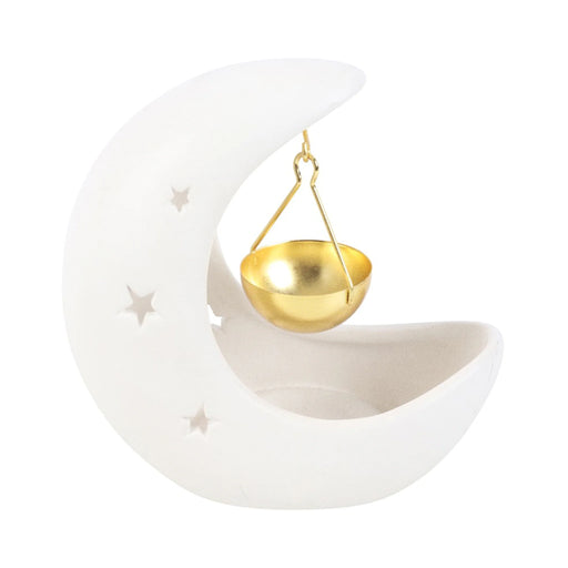 Quemador de aceites esenciales en forma de luna creciente en color blanco con estrellas cut out y recipiente colgante para aceites en color dorado vista frontal sobre fondo blanco.