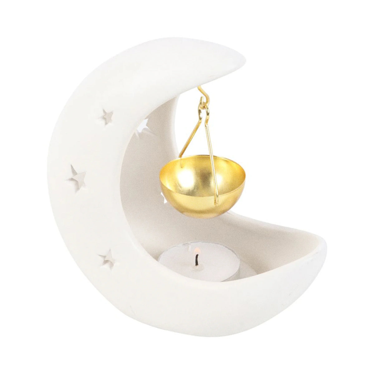Quemador de aceites esenciales en forma de luna creciente en color blanco con estrellas cut out y recipiente colgante para aceites en color dorado vista con vela sobre fondo blanco.