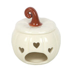 Quemador de aceites esenciales de cerámica con forma de calabaza con tallo rizado en blanco roto y marrón estilo aesthetic para otoño y halloween vista posterior de hueco para vela sobre fondo blanco.