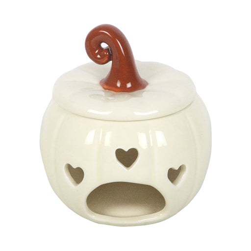 Quemador de aceites esenciales de cerámica con forma de calabaza con tallo rizado en blanco roto y marrón estilo aesthetic para otoño y halloween vista posterior de hueco para vela sobre fondo blanco.