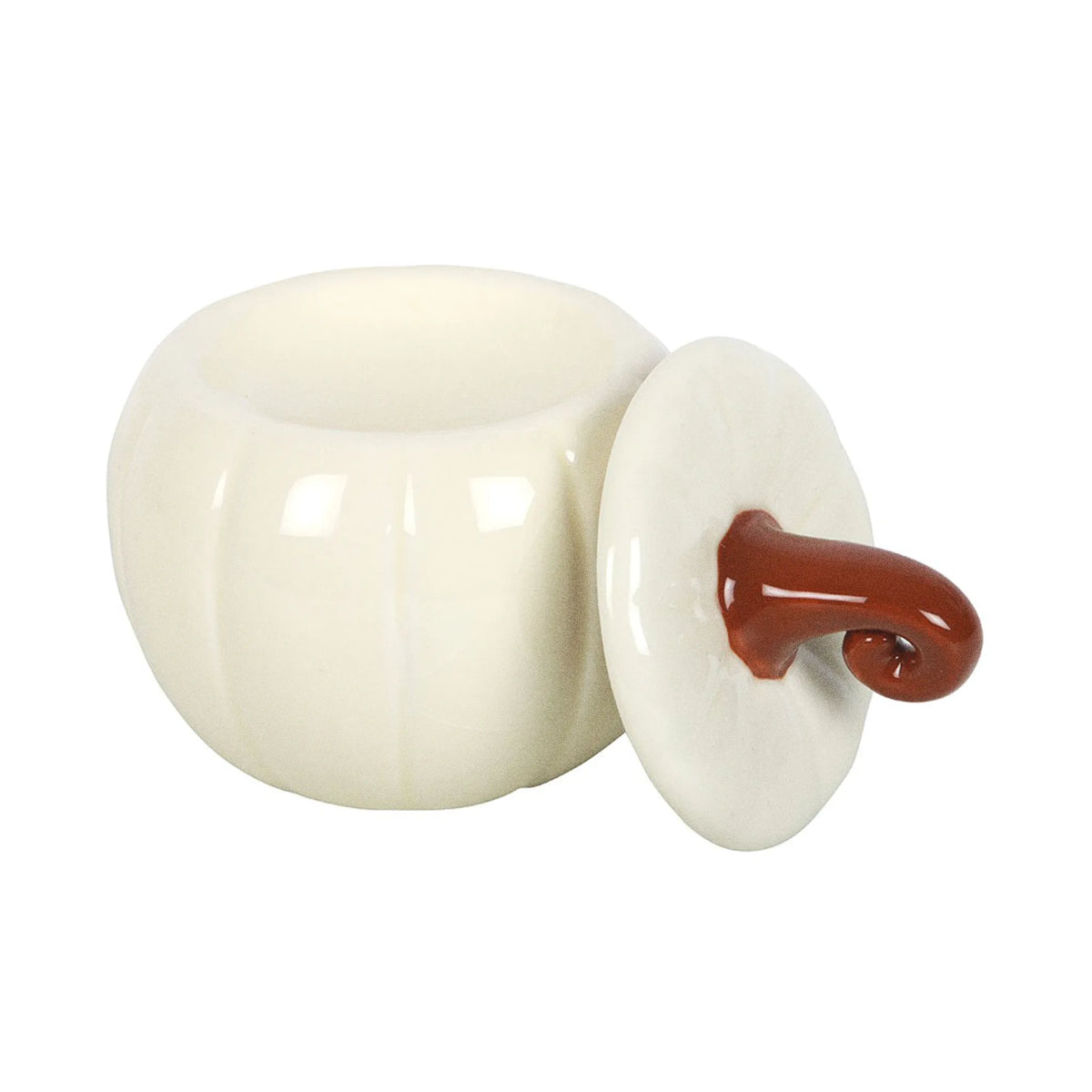 Quemador de aceites esenciales de cerámica con forma de calabaza con tallo rizado en blanco roto y marrón estilo aesthetic para otoño y halloween vista frontal sin tapa sobre fondo blanco.