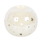 Quemador de aceites esenciales y calentador de ceras aromáticas con forma de bola con estrellas caladas en color blanco iridiscente vista frontal sobre fondo blanco.