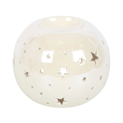 Quemador de aceites esenciales y calentador de ceras aromáticas con forma de bola con estrellas caladas en color blanco iridiscente vista frontal sobre fondo blanco.