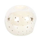 Quemador de aceites esenciales y calentador de ceras aromáticas con forma de bola con estrellas caladas en color blanco iridiscente vista lateral sobre fondo blanco.