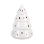 Quemador de aceites esenciales con forma de árbol de navidad y estrellas y gotas cut out en la superficie vista frontal sobre fondo blanco.