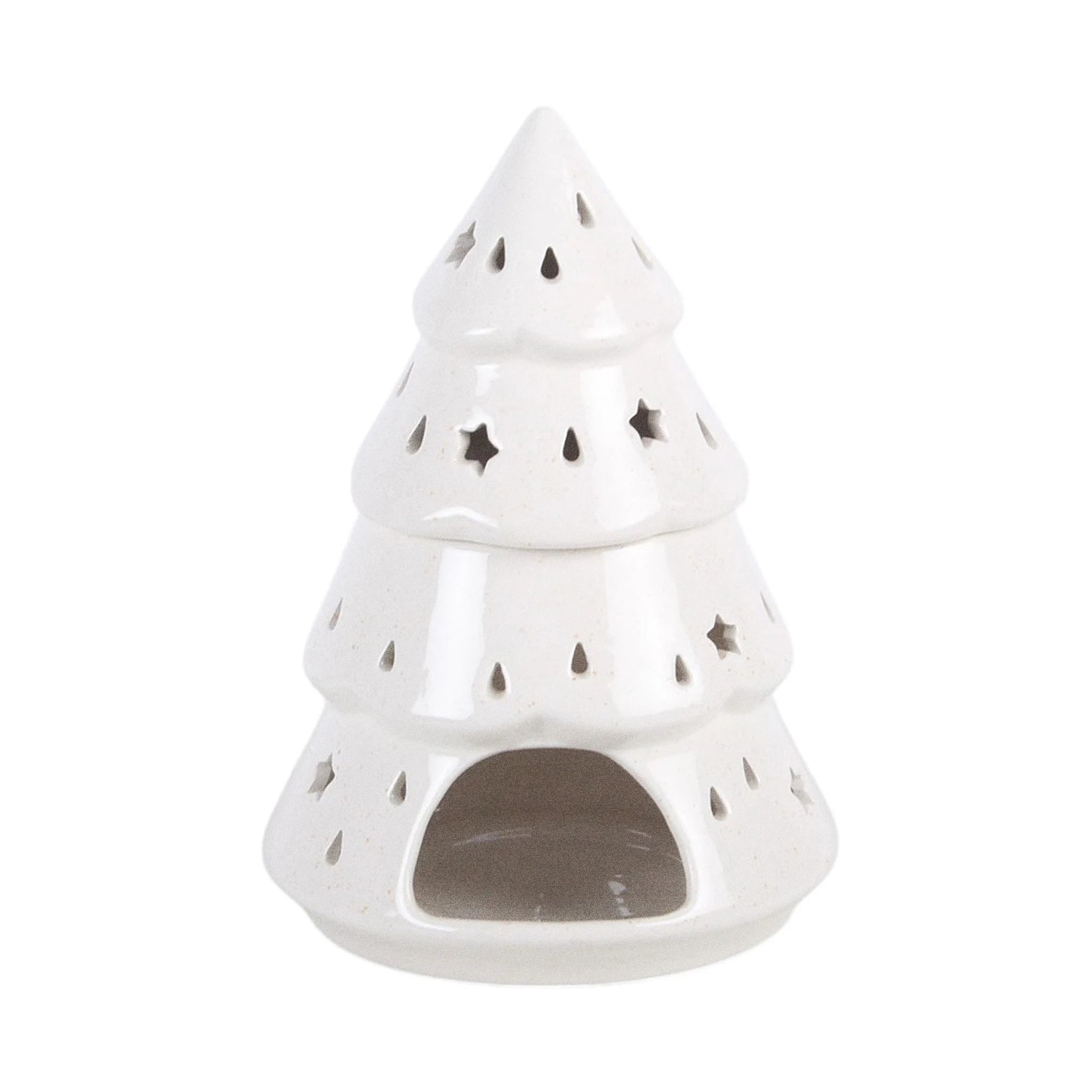 Quemador de aceites esenciales con forma de árbol de navidad y estrellas y gotas cut out en la superficie vista posterior de abertura para vela sobre fondo blanco.