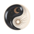 Plato para joyería yin yang con diseño apilable en dos piezas estilo whimsical visto desde arriba sobre fondo blanco.