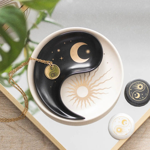 Plato para joyería yin yang con diseño apilable en dos piezas estilo whimsical visto desde arriba encima de un escritorio y con joyería al rededor.